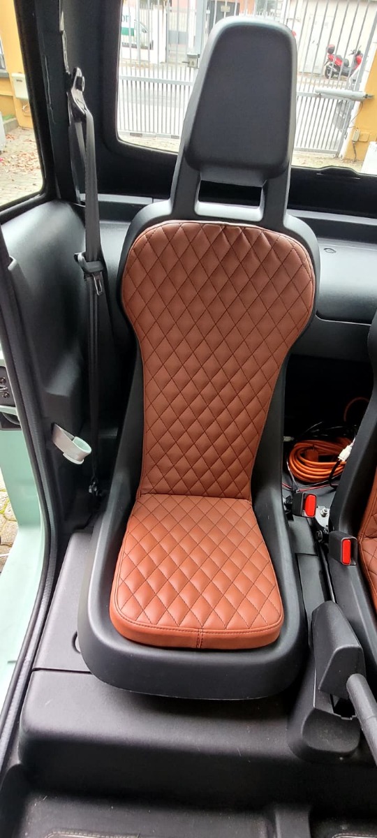 Lot de 2 coussins en similicuir marron – Image 2